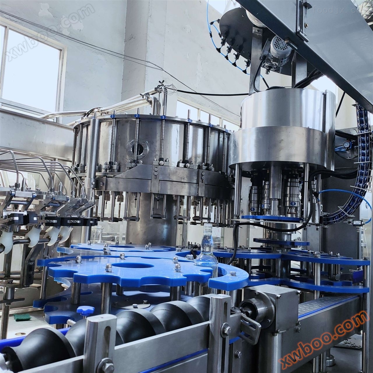Glass bottle beer filling and sealing machine