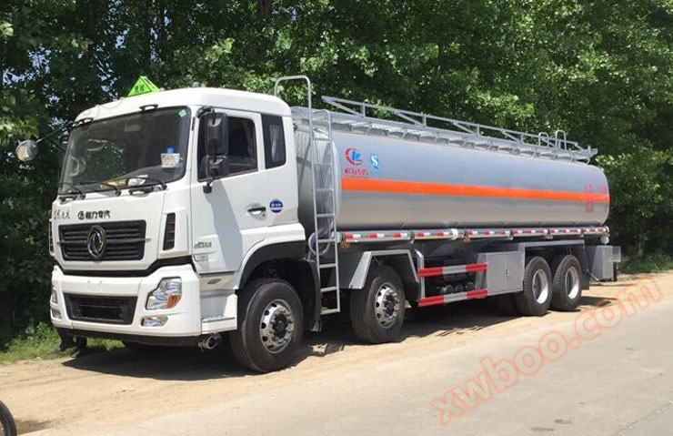 Dongfeng Tianlong four, four, and eight oil tanker trucks