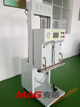 Electric lifting vertical vacuum packaging machine